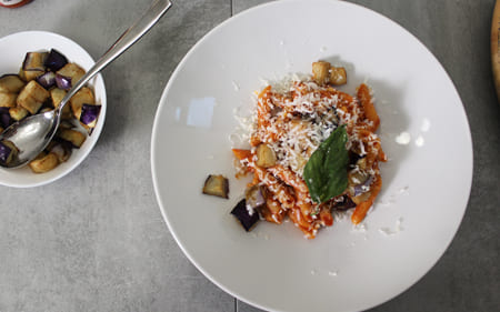 Pasta alla norma con la salsa di pomodoro siccagno