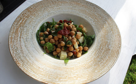 Insalata a base di ceci, rucola, pomodori secchi e pecorino