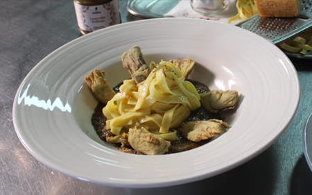 Tagliolini su vellutata di lenticchie, zafferano e chips di carciofi