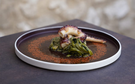 Polpo arrosto su macco di fave e verdurine saltate